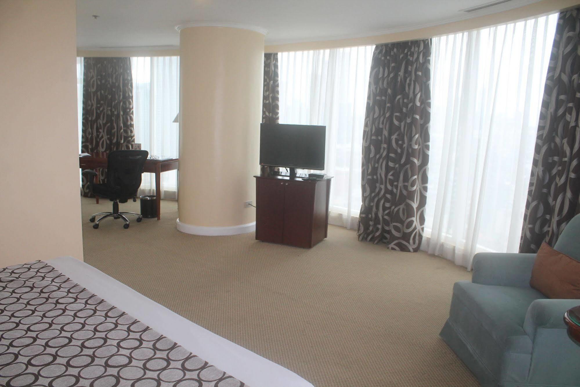 Oxford Suites Makati Makati City Dış mekan fotoğraf