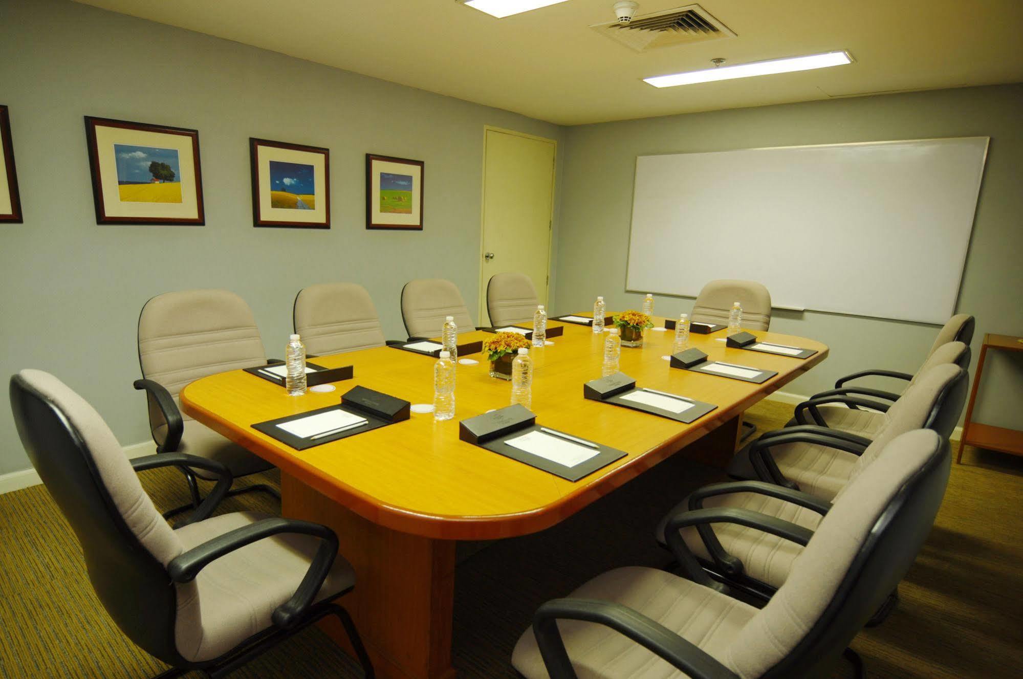 Oxford Suites Makati Makati City Dış mekan fotoğraf